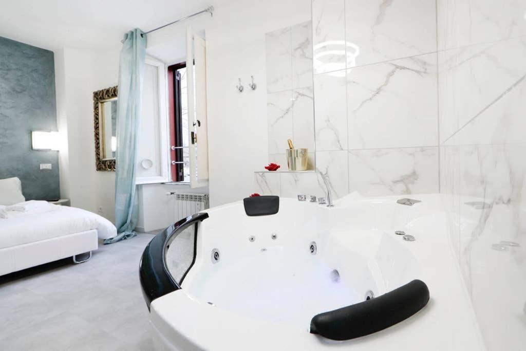 White Panoramic Jacuzzi Suite Trastevere - Top Collection Rom Eksteriør billede