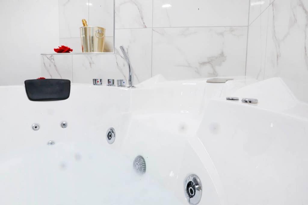 White Panoramic Jacuzzi Suite Trastevere - Top Collection Rom Eksteriør billede